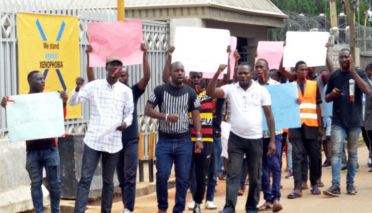 Nigerian students shutdown MTN offices in Benue, others (Photo)