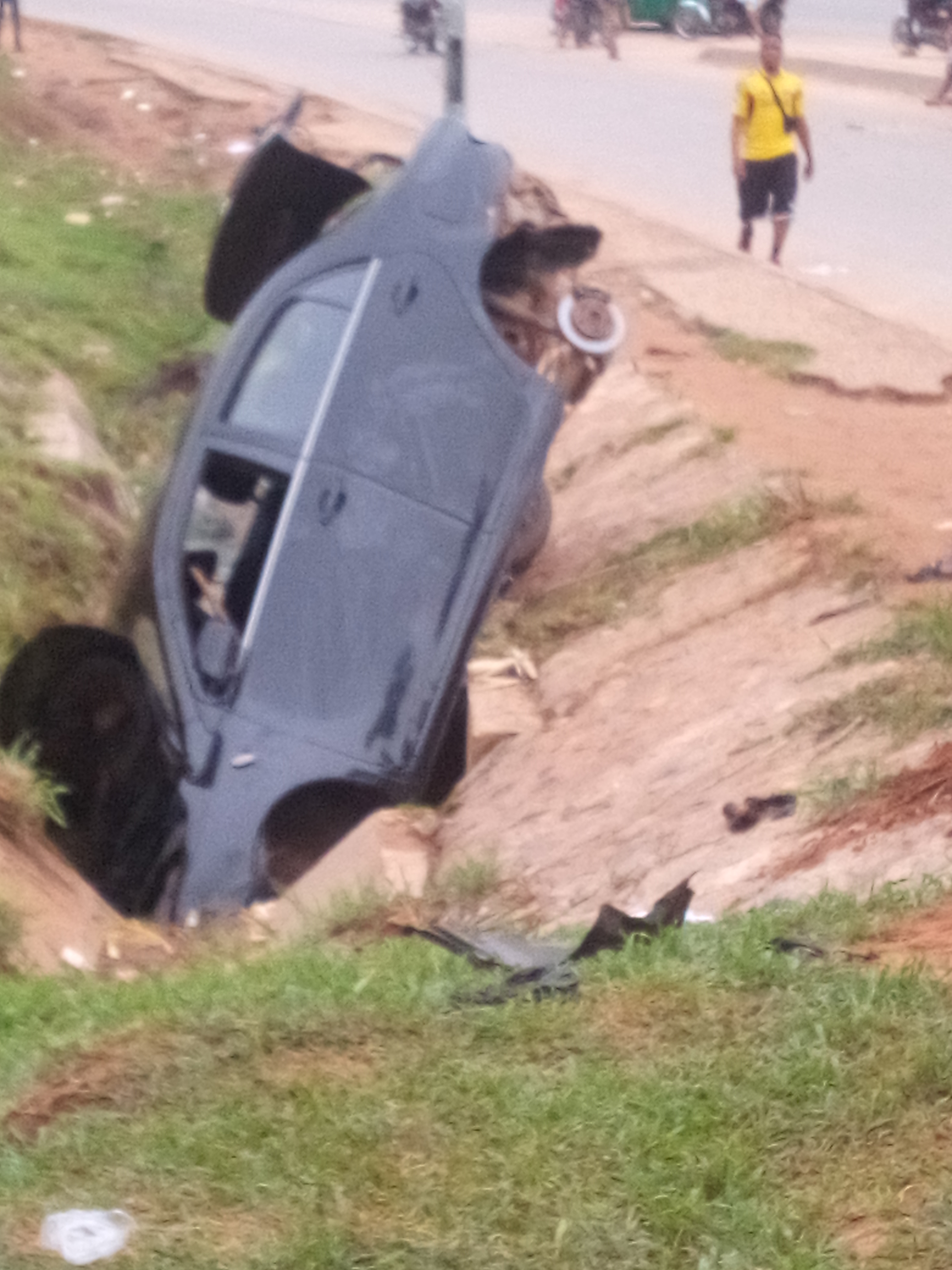 Dangote truck causes terrible accident around Karu Bridge in Abuja this morning (Photos)