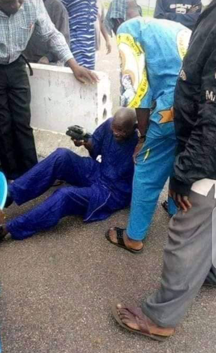 BREAKING: Tension as protesting pensioners collapses in front of Benue Govt House, Ortom remains adamant