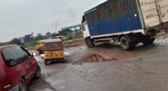 Fashola’s ‘Roads Claim’: Nigerians upload pictures, invite minister on road tour