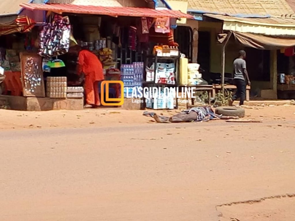 BREAKING: ‘Mad woman’ killed for stabbing young man to death in Ugbokolo (Graphic Photos)