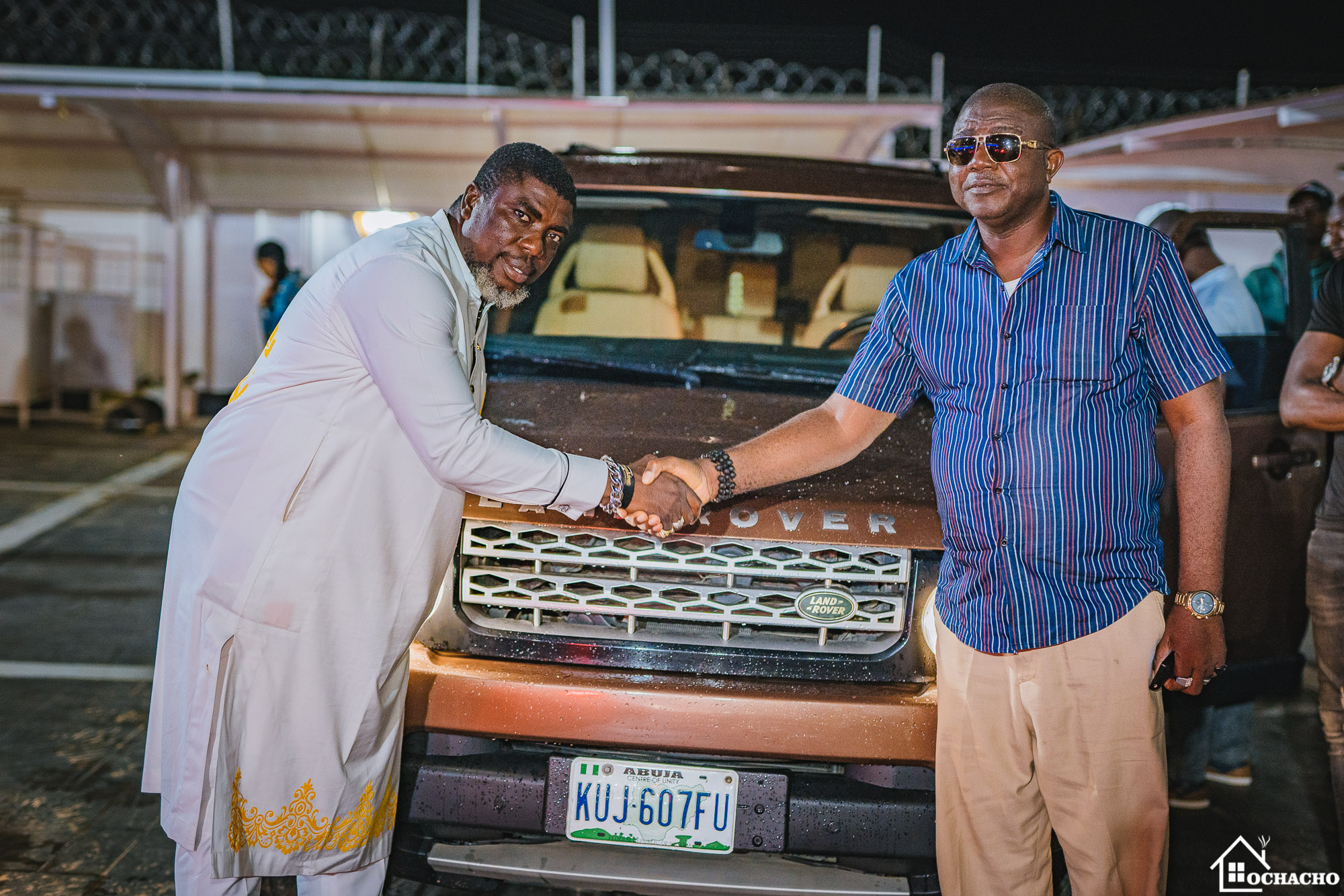 EXCLUSIVE: King Mohammed Adah ‘Ochacho’ gifts Chief Obogo Alapa brand new Land Rover for his service to humanity, people of Otukpo (PHOTOS)