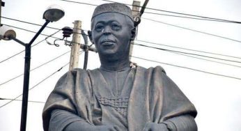 LOOTING OUR HEROES PAST: Hoodlums steal Obafemi Awolowo’s glasses from statue as looting continues in Lagos(PHOTOS, VIDEO)