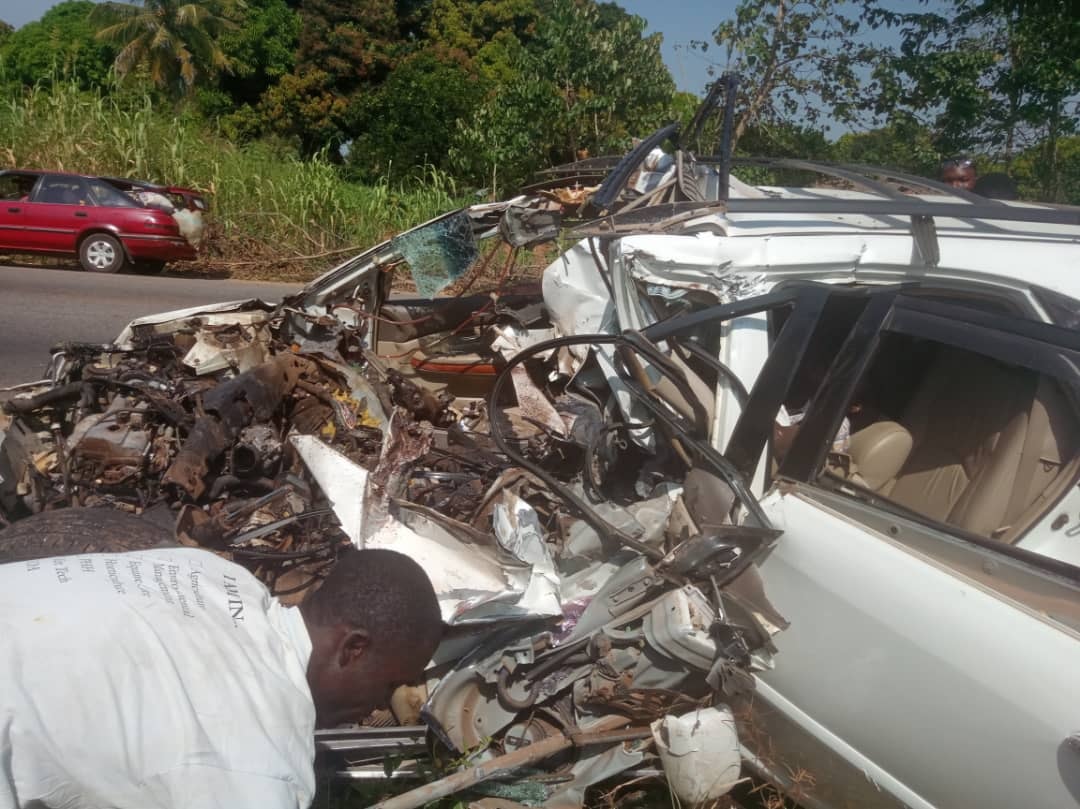 5 dead, 16 injured as car rams into truck on Lagos-Ibadan road