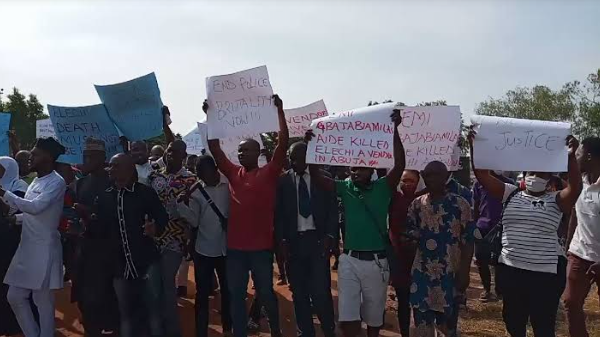 Abuja newspaper vendors protest over killing of member by Gbajabiamila’s security aide (video)