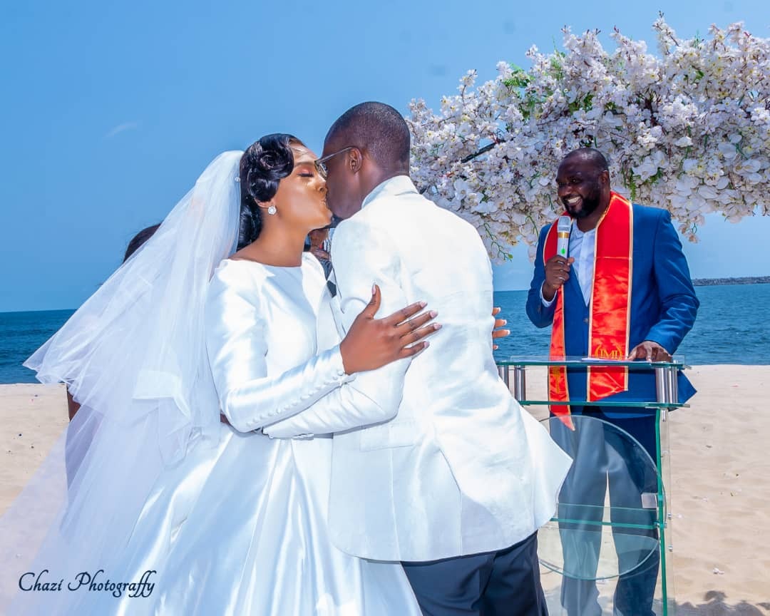 Young medical doctors, Rhoda Ameh and Sunday Agbo hold wedding at Lagos beach (Lovely photos)