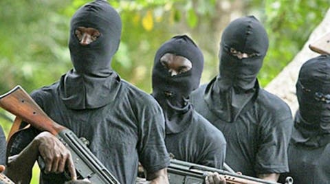 BREAKING: Tension at Oyo Secretariat as masked men clash with security