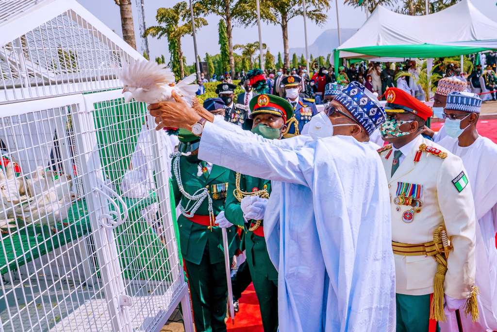 President Muhammadu Buhari “releases” the Armed Forces Remembrance Day pigeons in honour of fallen Heros (video)