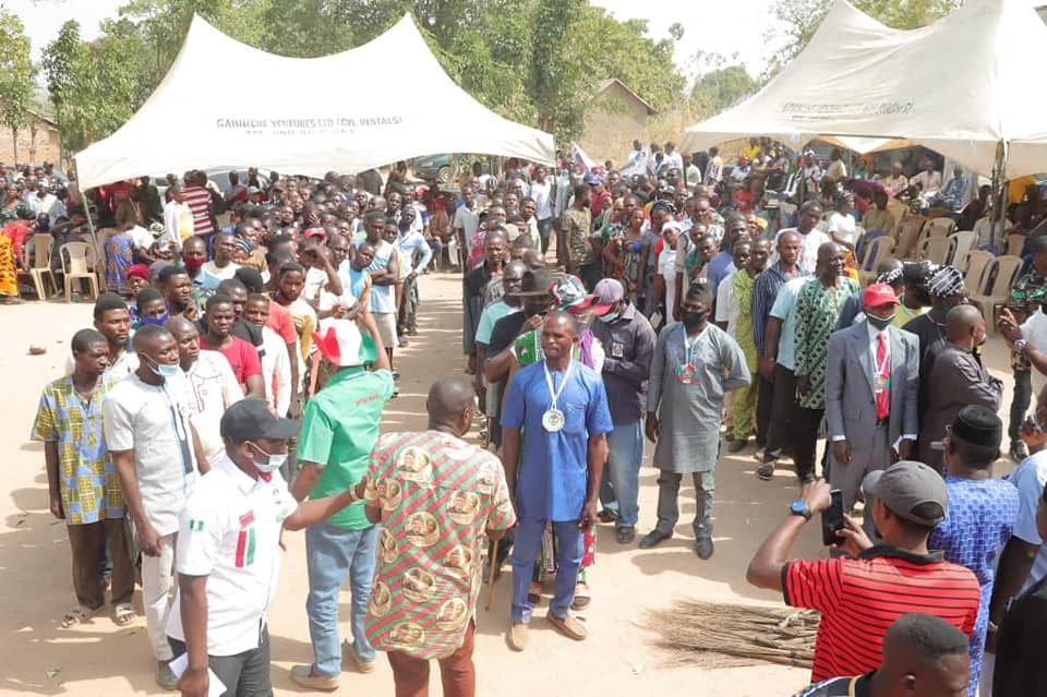 Mass exodus hits APC in Benue as top leaders join PDP, set brooms on fire