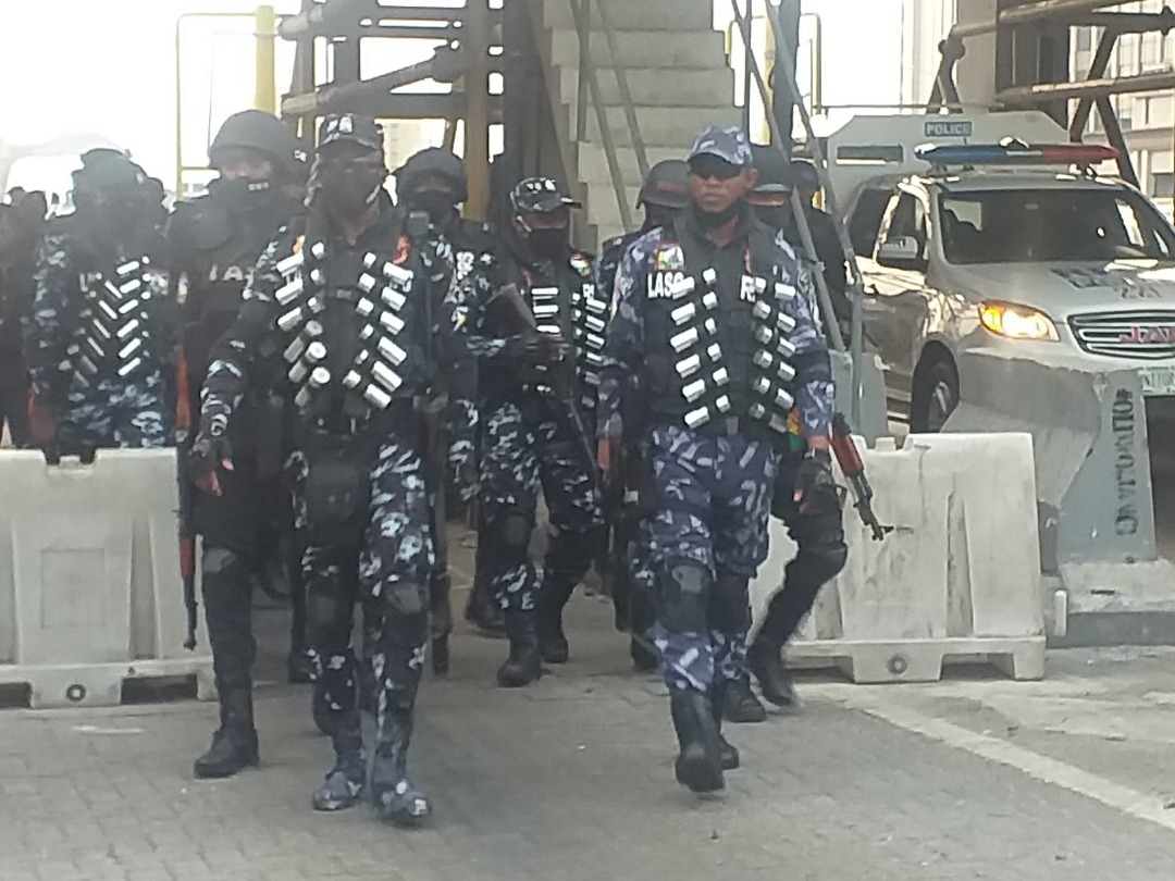 Heavily-armed police storm Lekki Toll Gate with dangerous weapons (VIDEO)