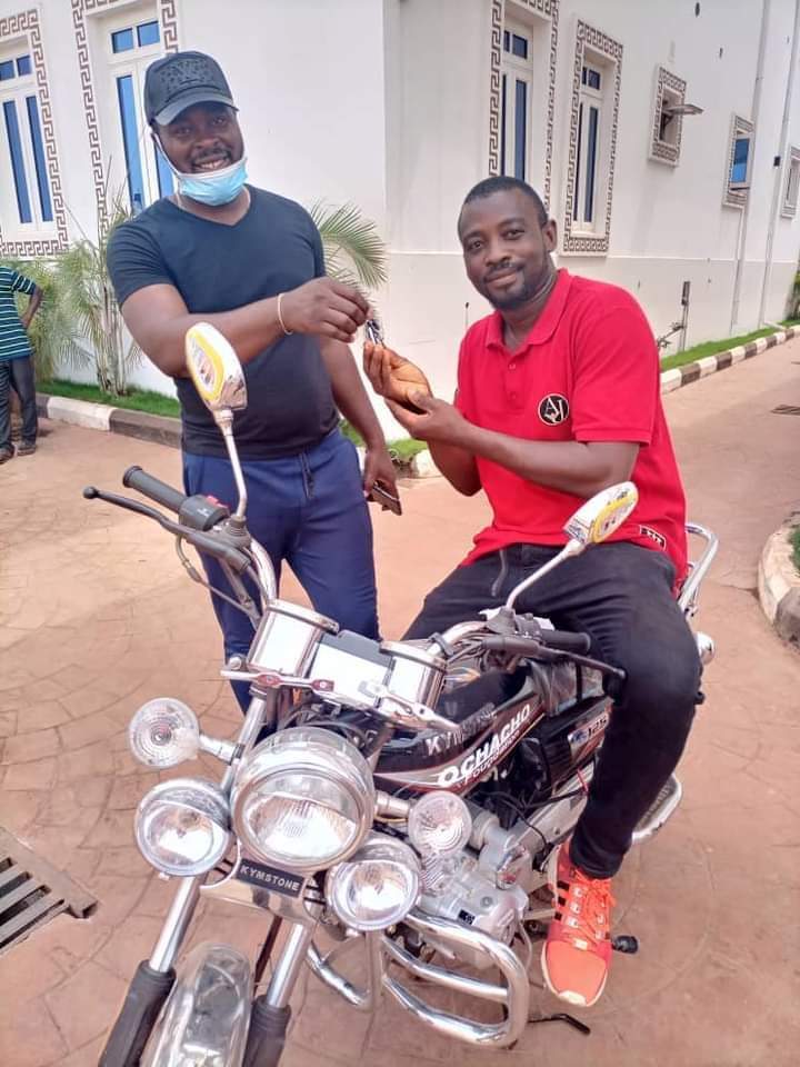 Ochacho gifts site workers five million naira, empowers many others with brand new motorcycles in Otukpo