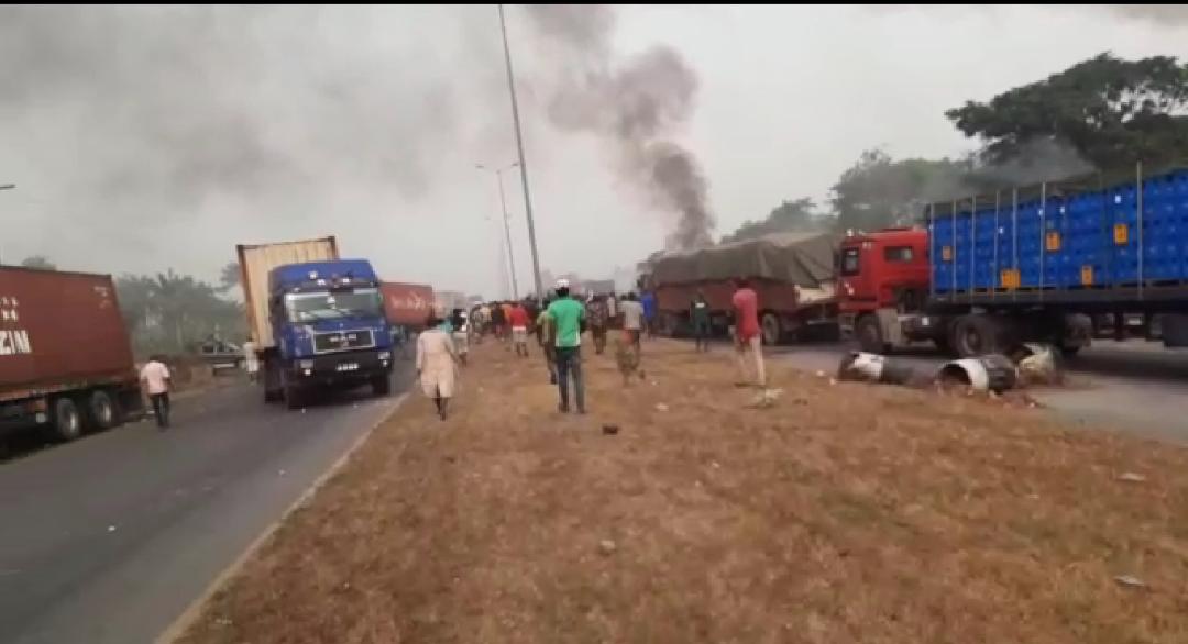 Airport road blocked as soldier allegedly kills truck driver over N200 bribe (Video)