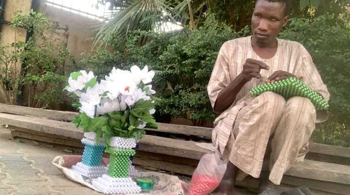 Blind Nigerian man makes beautiful flower vases using beads (PHOTOS)