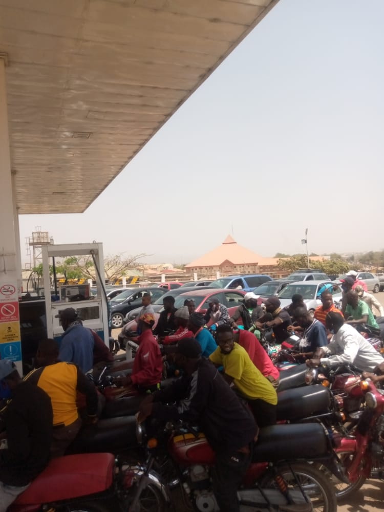 Fuel scarcity hits Abuja, angry resident curse APC