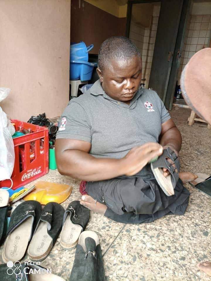 Nigerians hail crippled Benue man who makes shoes for living