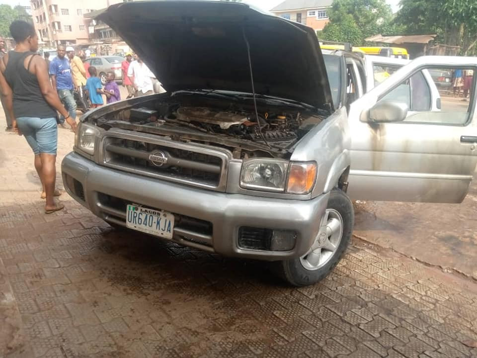 Gunmen storm Anambra community, destroy vehicles (photos)