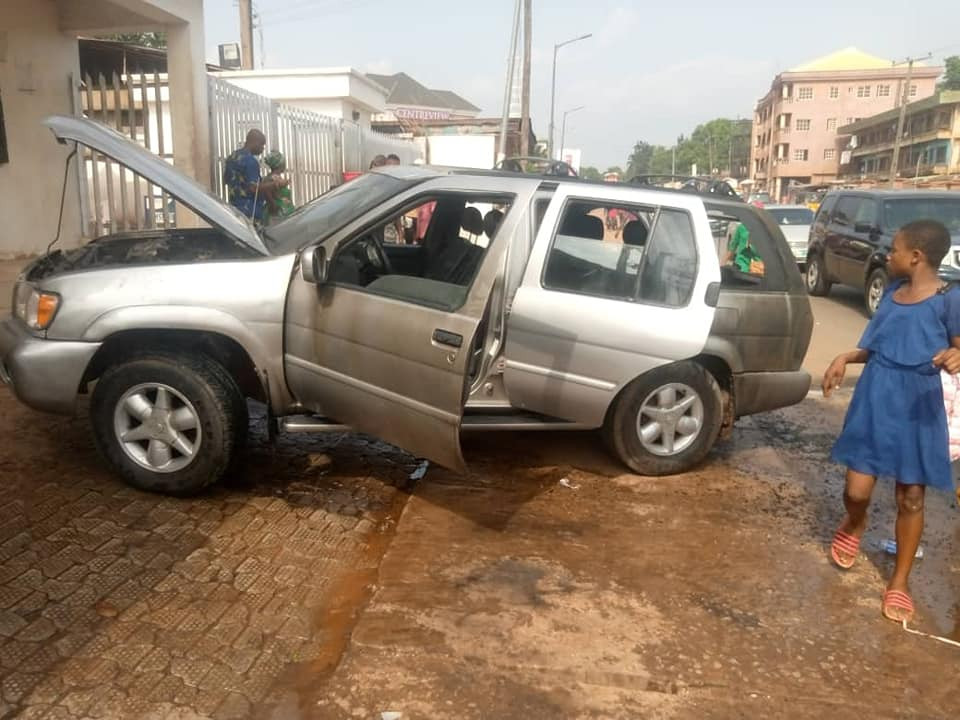 Gunmen storm Anambra community, destroy vehicles (photos)