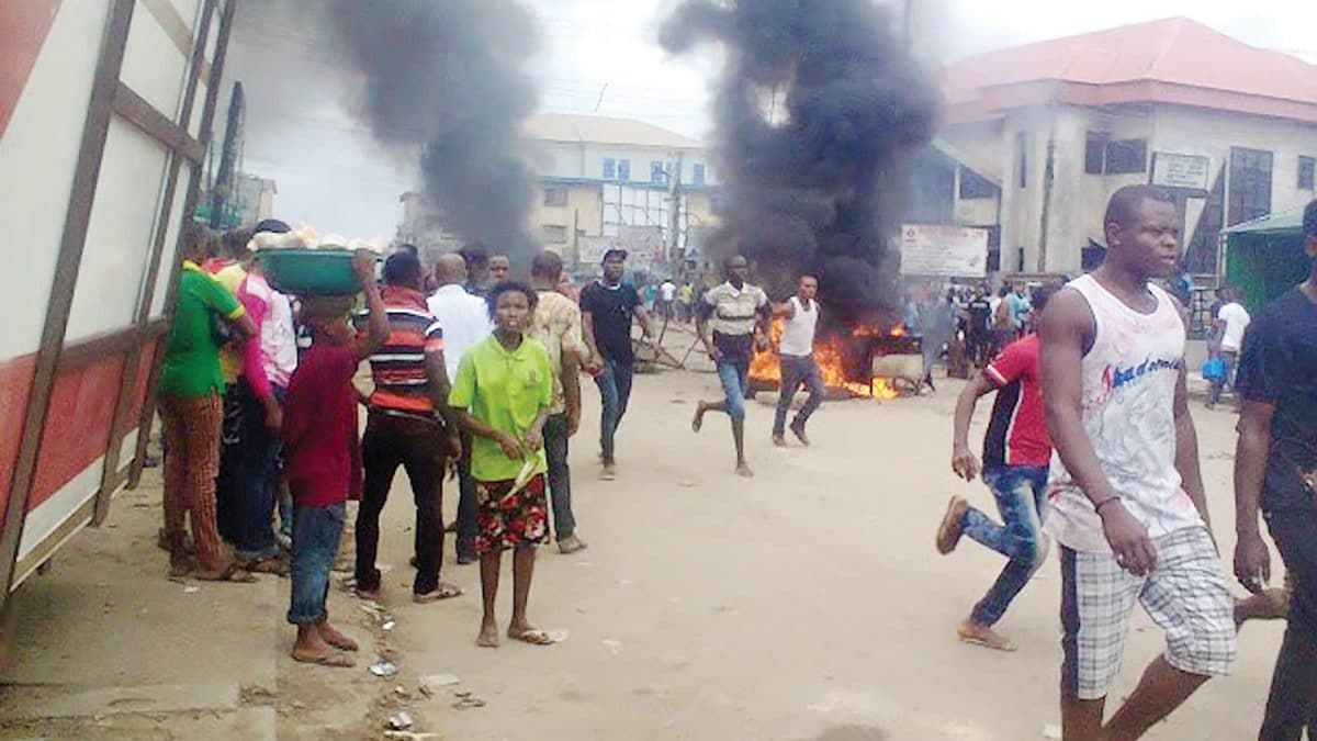 Mob sets man ablaze for allegedly abducting children in Niger