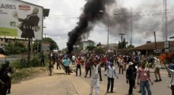 BREAKING: Protesting Youths shut down Akwa Ibom