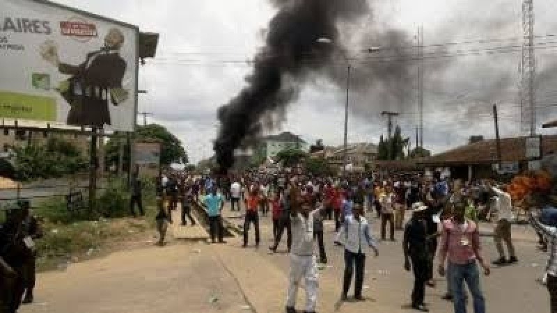 BREAKING: Protesting Youths shut down Akwa Ibom