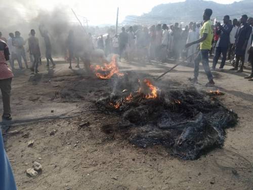 BREAKING: Kaduna-Abuja highway blocked as youths protest over incessant kidnapping