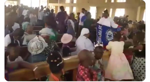 Chelsea fans celebrate UCL victory in church (VIDEO)