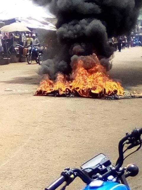 BREAKING: Angry mob sets suspected motorcycle thief ablaze in Makurdi