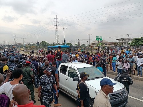 BREAKING: Yoruba Nation protesters storm Gani Fawehinmi park, Lagos
