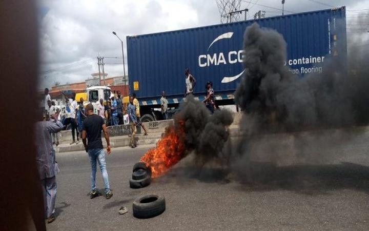 Passengers stranded as hoodlums block Lagos highway