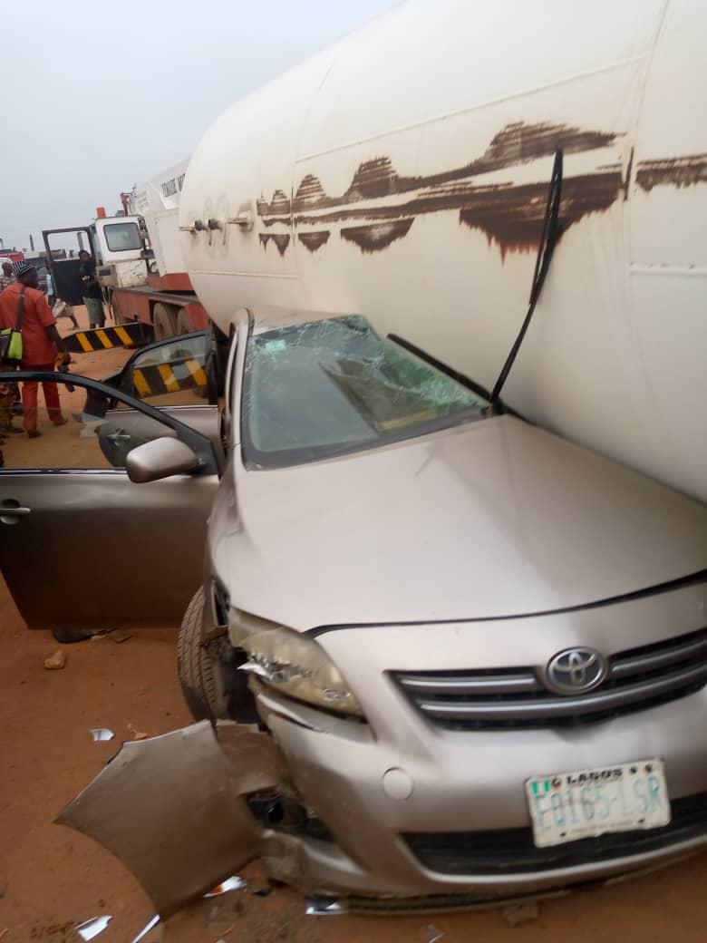 One feared dead as tanker cylinder falls on cars on Lagos-Ibadan expressway