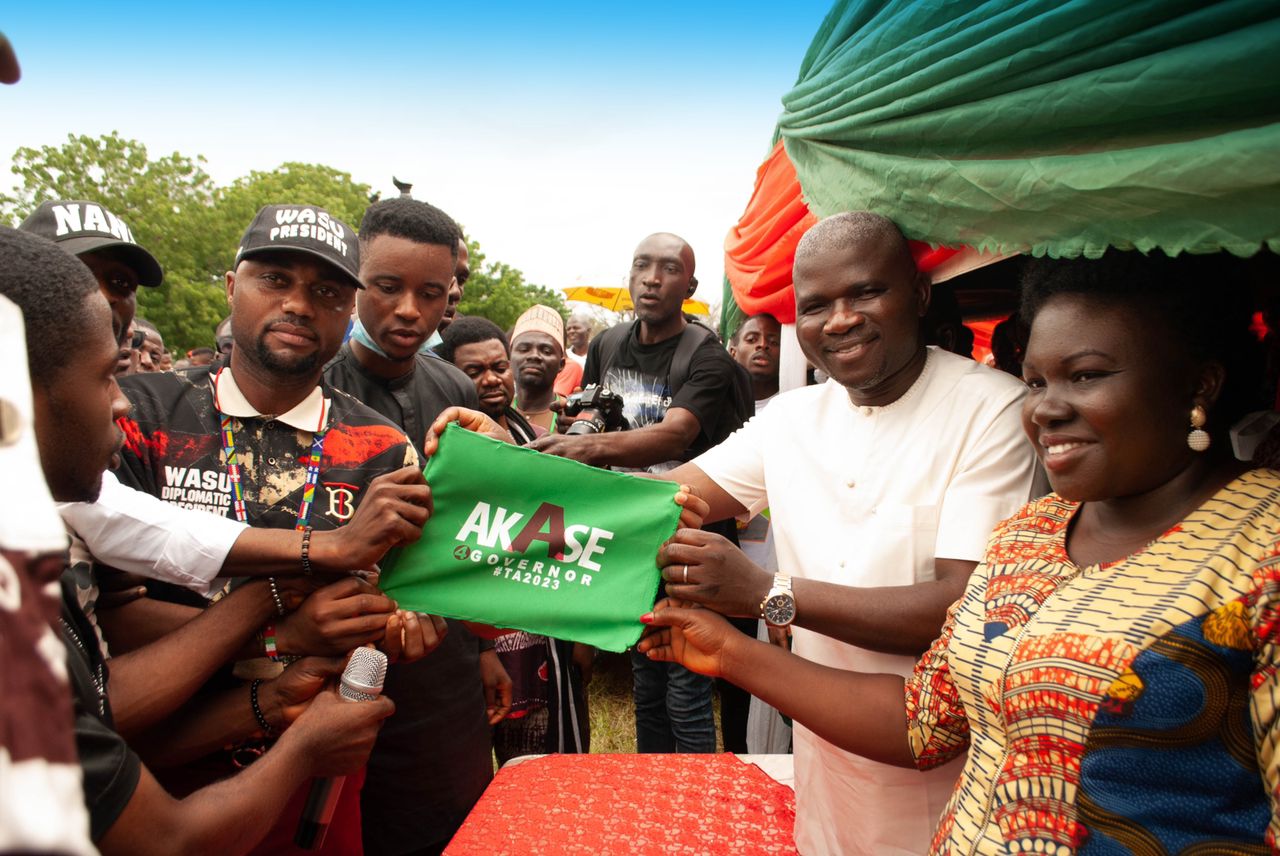 Hundreds of supporters receive Akase as he resigns to face guber ambition 