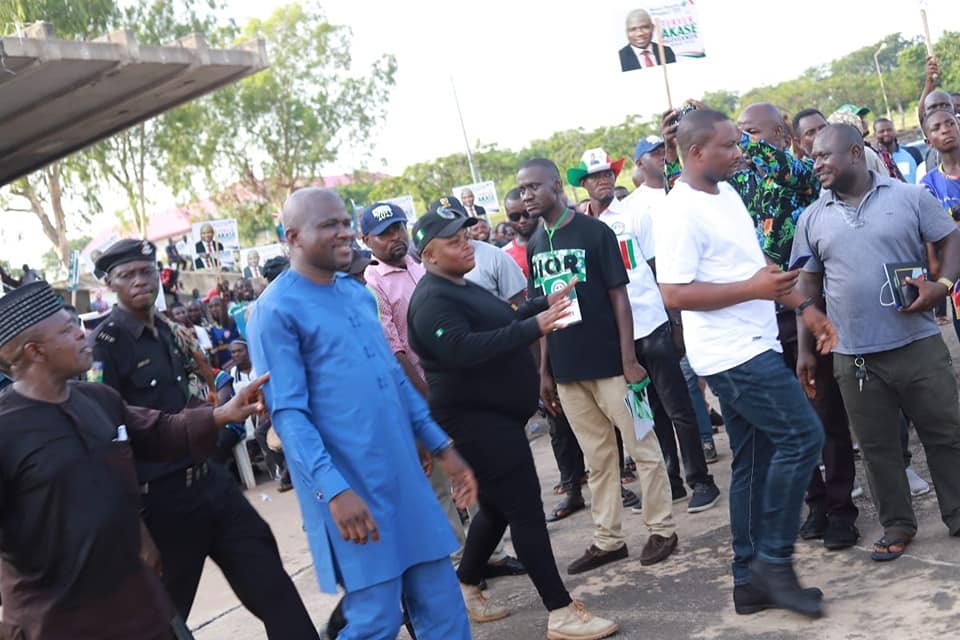 Akase receives heroic welcome at Makurdi decamping ceremony