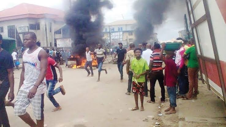 Angry mob burn suspected armed robber to death in Benue