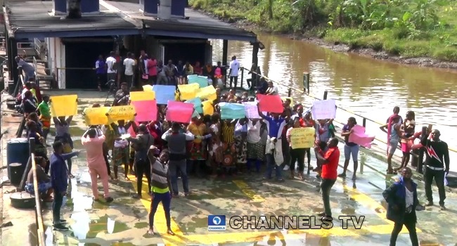 Residents protest, shut Oil Rig 301 in Bayelsa