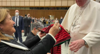 Ronaldo’s mother surprises Pope Francis with Portugal jersey