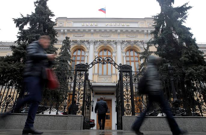U.S. considers freezing $650 billion reserve of Russian central bank