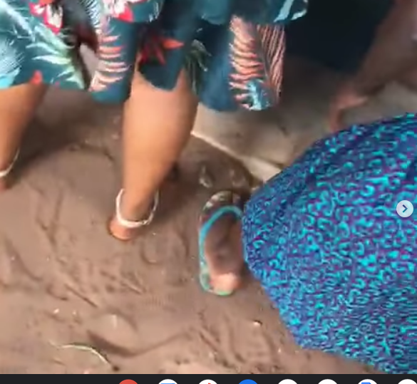 How lady hawking Odogwu Bitters slumped in Anambra market (Video)