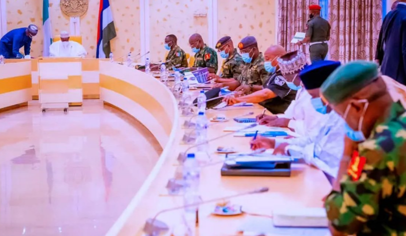 BREAKING: Buhari, security chiefs in closed-door meeting