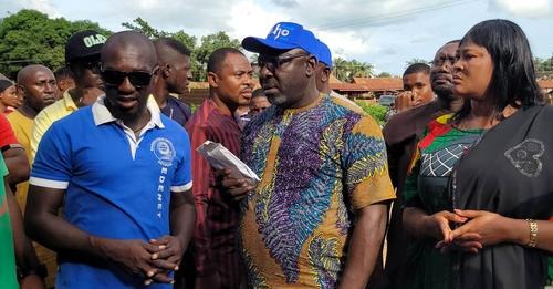 Benue APC senatorial candidate, Oleho visits Igama, donates relief materials to victims
