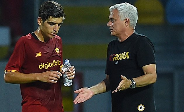 Mourinho pledges commitment to Roma amid PSG rumours