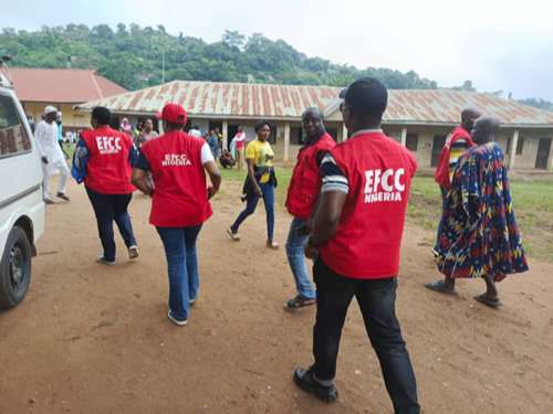 Osun Decides 2022: EFCC operatives storm polling unit in Iragbi