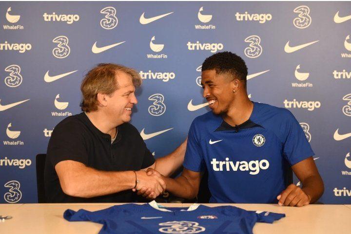 Chelsea sign Wesley Fofanaa from Leicester City