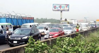 Motorists, passengers battle robbers on Lagos-Ibadan Expressway