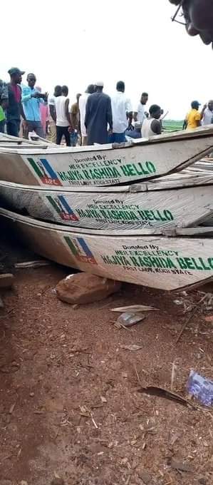 Flooding: Yahaya Bello distributes APC branded canoes to Kogi residents (Photos)