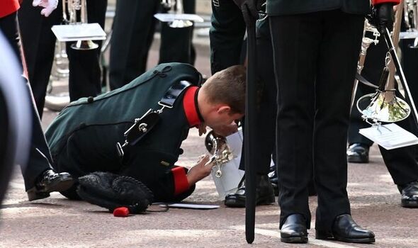 Queen's funeral: Soldier collapses as two other military personnel get into  difficulty | Royal | News | Express.co.uk