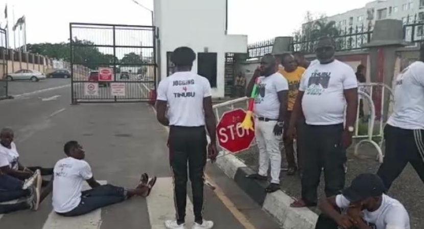 Drama as abandoned Tinubu supporters block Lagos Governor’s Office entrance, battle Sanwo-Olu