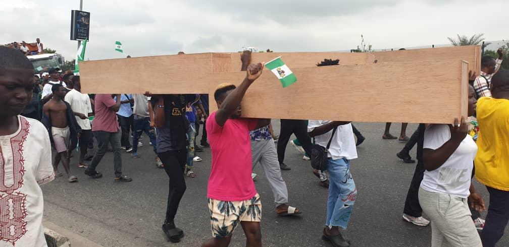 EndSARS: Protesters storm Lekki Tollgate with coffins, stained Nigerian flags
