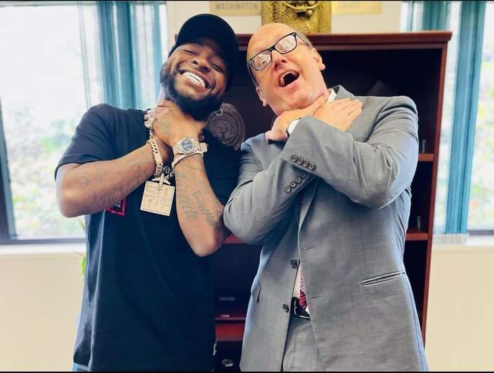 Davido, US Consul General, Will Stevens in ’E Choke’ Pose