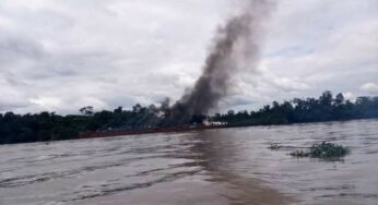 Navy destroys illegal bunkering vessel in Delta( Photos)