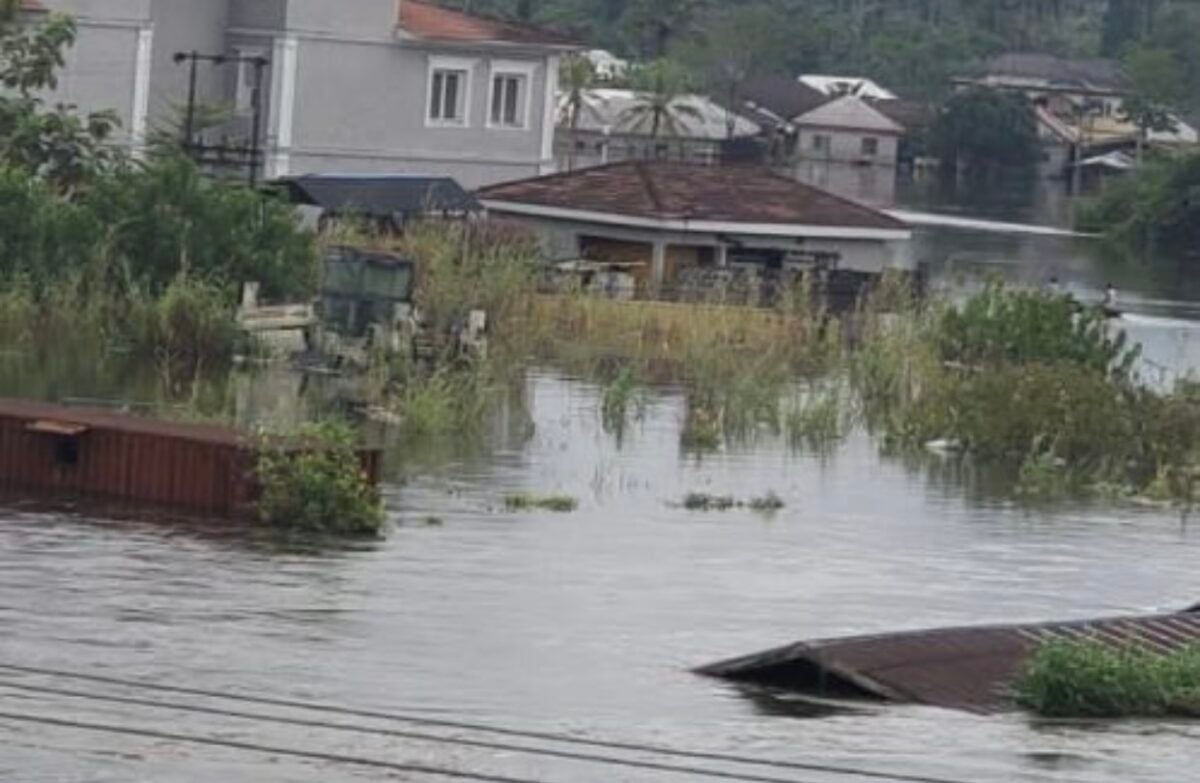 Flood ‘sacks’ Goodluck Jonathan from his residence in Otuoke